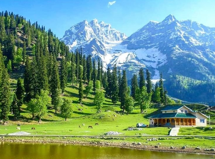 Premium mountain scenery featured on the Luxury Kashmir Tour Package